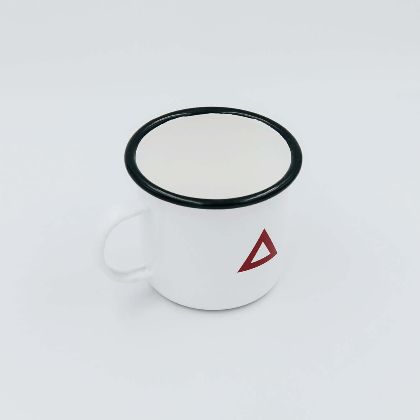 Classic enamel mug 450ml with black rim and red triangle design, perfect for hot beverages.